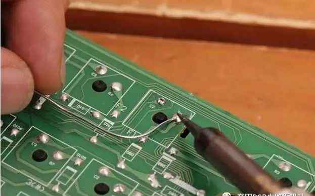 PCB市场风起云涌：人工智能驱动的投资机遇与挑战(图1)