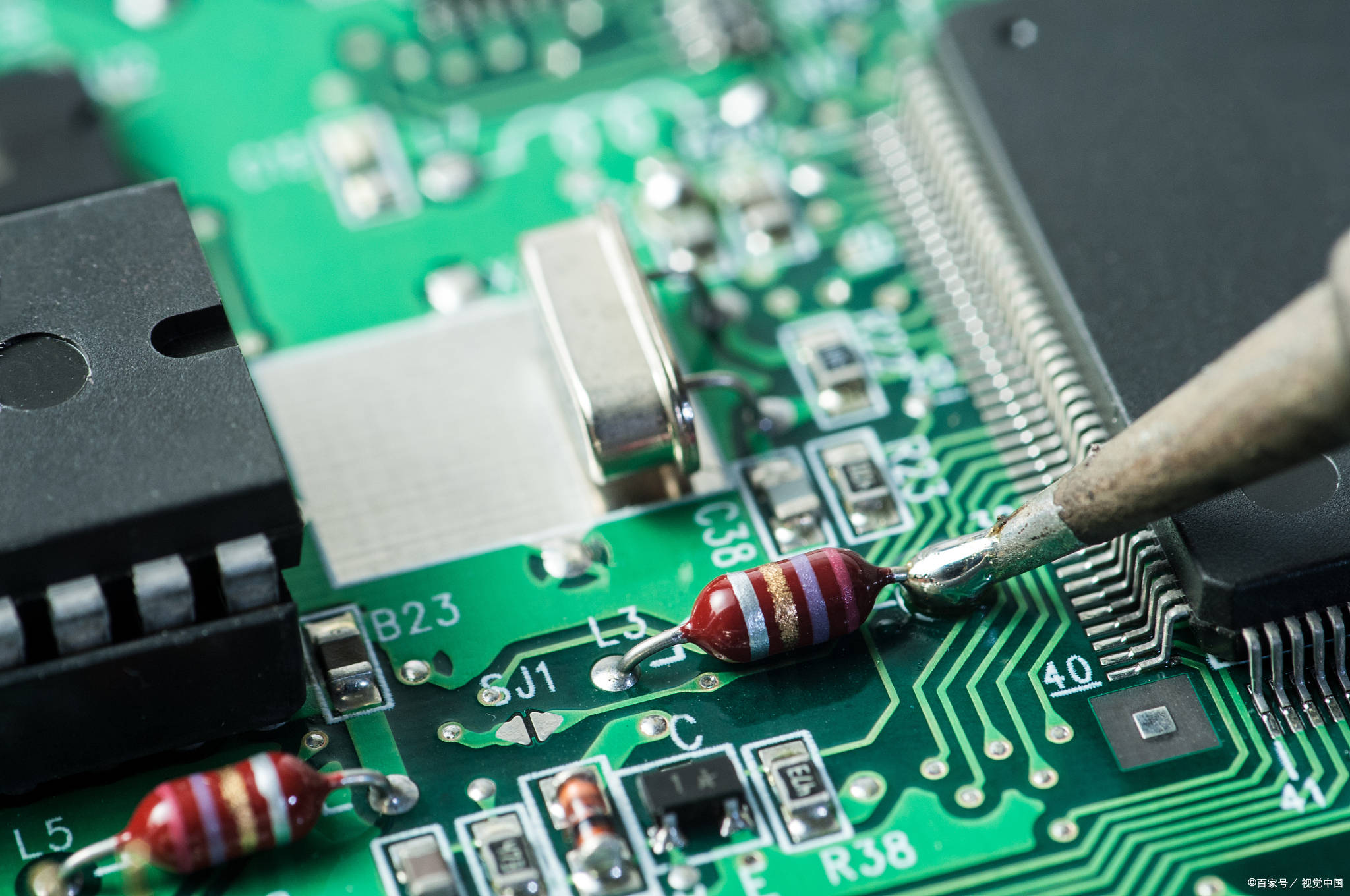 通信行业周报：AI浪潮重构PCB产业CPO增量器件打开第三增长极(图1)